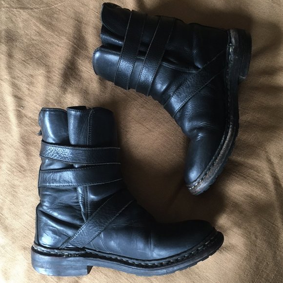 Burberry black leather Clarendon Explorer moto boots with gold tone buckles - Picture 3 of 13